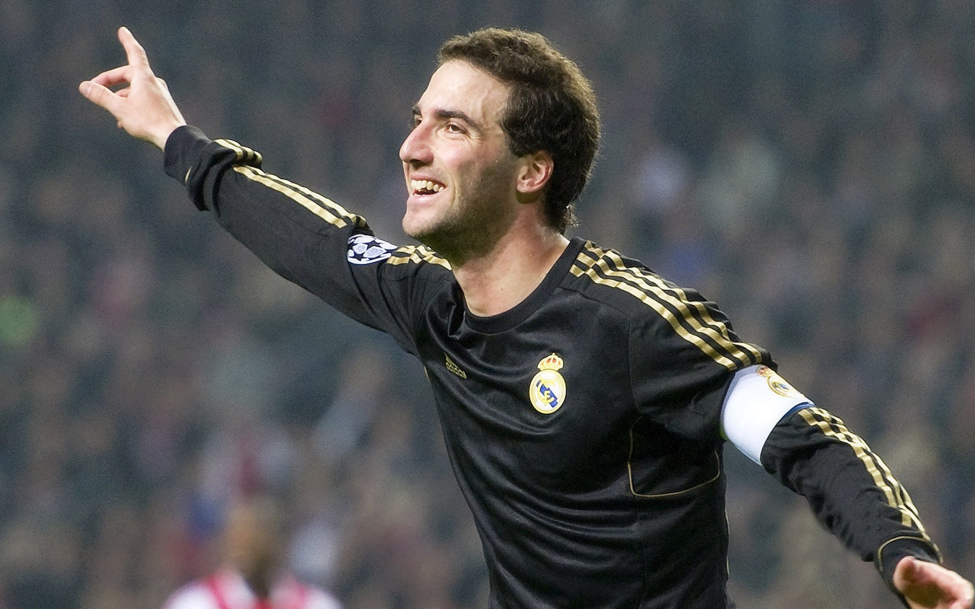 中超球队主场球迷助威震撼全场,中超联赛主场