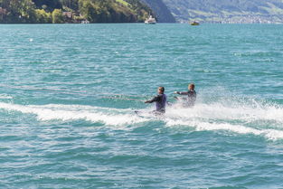 九游体育app-“快艇冲浪：东三叉湖赛场极速角逐，掀起水上运动的新浪潮”