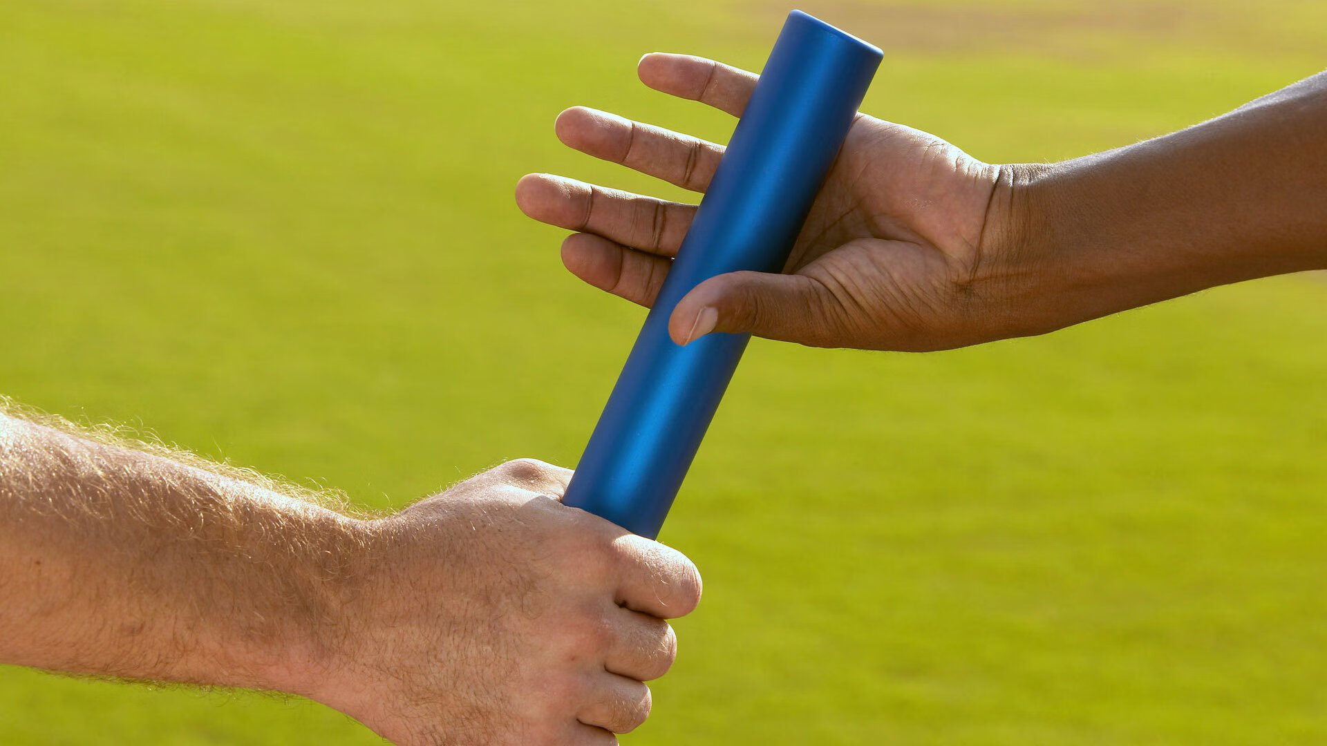 怎能不爱！实拍40岁魔笛疯狂回追破坏罗马反击，米兰球迷集体鼓掌